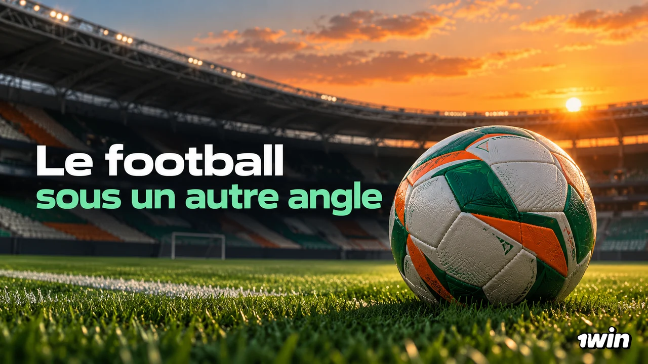 Ballon vert, blanc et orange sur la pelouse d’un stade au coucher du soleil